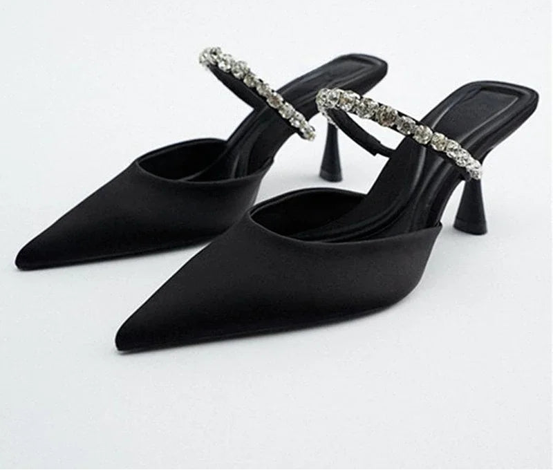 Black high-heeled shoes with crystal embellishments on a white background, featuring the brand 'XINGDIKU'.