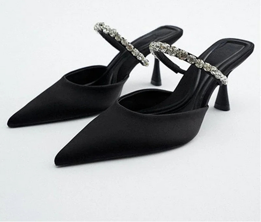 Black high-heeled shoes with crystal embellishments on a white background, featuring the brand 'XINGDIKU'.